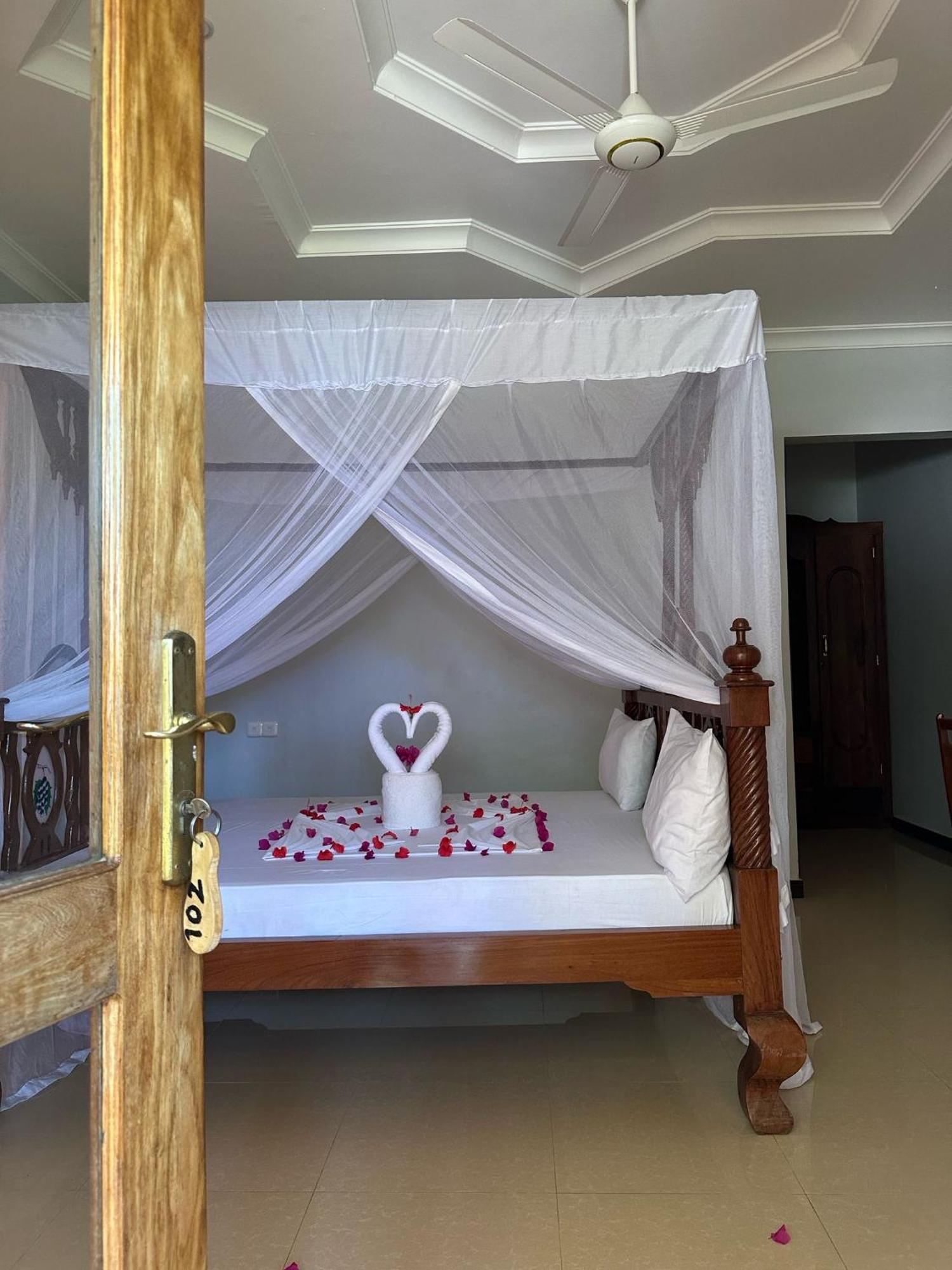 Relax Hotel Taj Нунгви Экстерьер фото